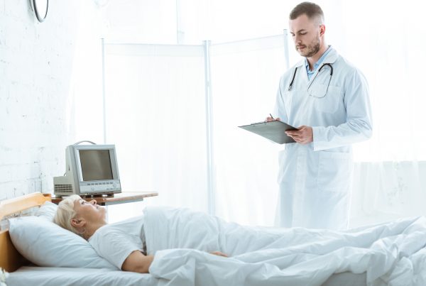 Escala de coma de Glasgow 12 doctor with clipboard and sick senior woman lying 2022 12 22 20 14 22 utc